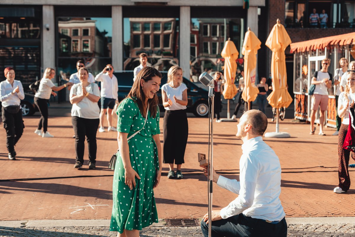 In de rubriek 'Alumni Verliefd' nemen Bas en Isabella je mee in hun liefdesverhaal, van hun eerste zoen tot een spectaculair huwelijksaanzoek.❤️ Zwijmel verder weg in Broerstraat 5, het alumni magazine van de @univgroningen: issuu.com/broerstraat5/d…