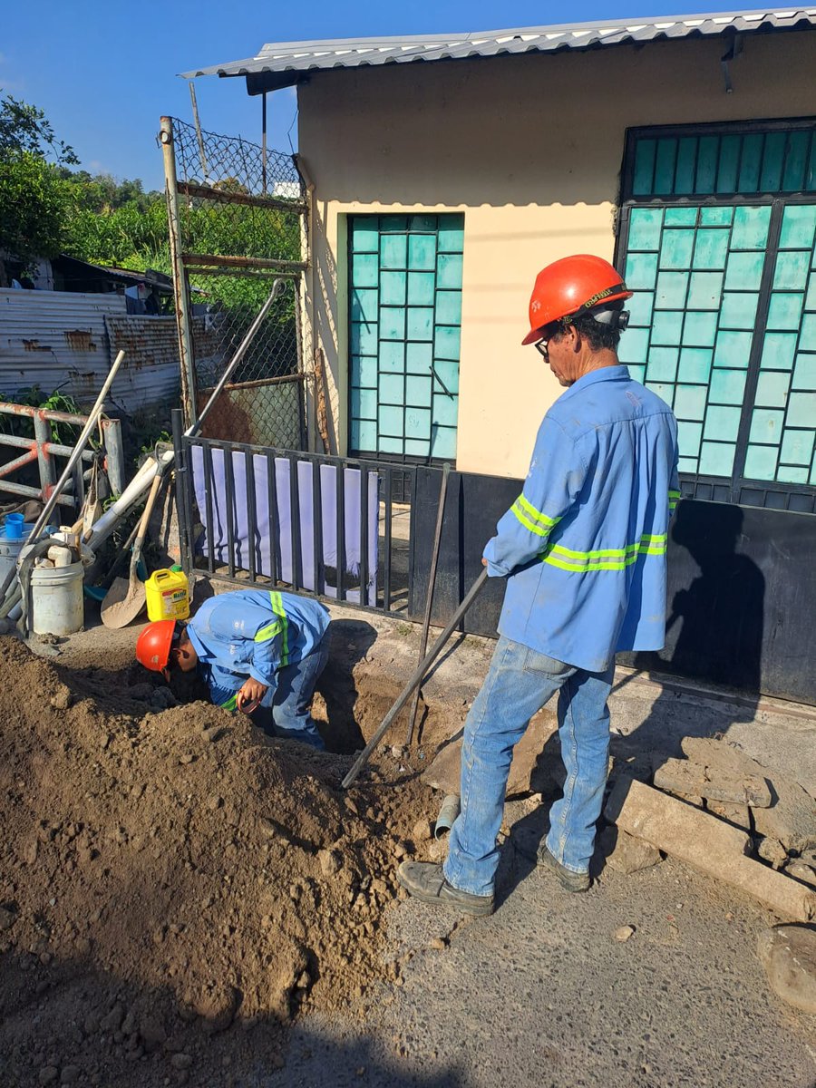 ANDASV's tweet photo. @Wenp2011 @RuAleman Buenos días, Walter. Te comentamos que nuestro equipo técnico ya se encuentra en el sector trabajando en una obstrucción, lo que estaba afectando la distribución del servicio en tu vivienda.

Cualquier duda, estamos para ayudarte. Brindaremos seguimiento. ✅ https://t.co/Jn65yHMqbe