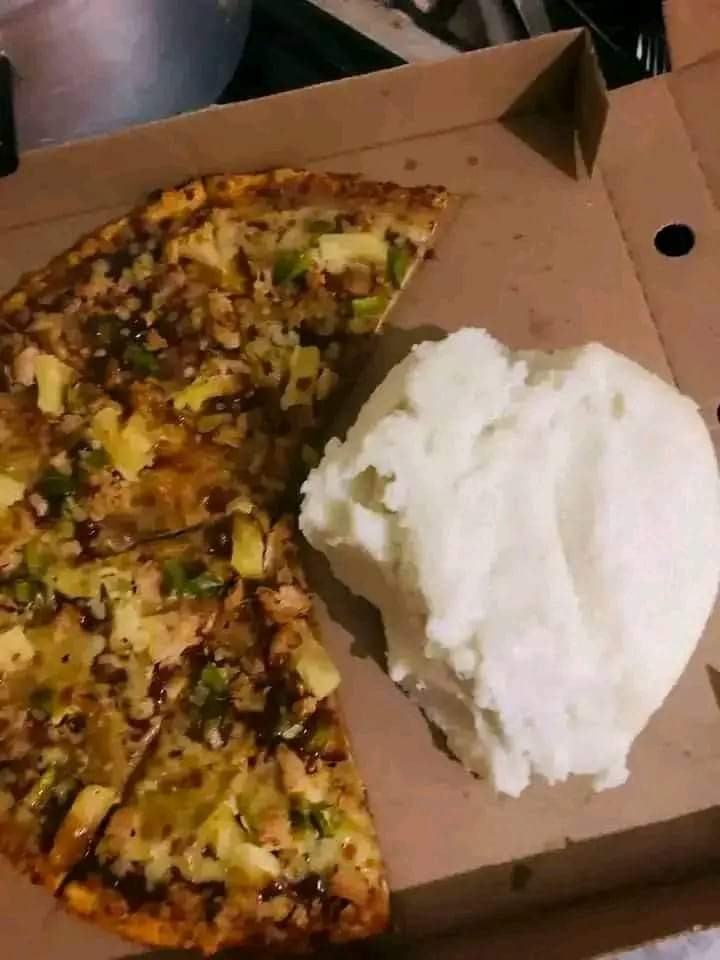 LuuTeeMoiloa's tweet photo. The pain of dating a lady from Limpopo 💔😭 bo @Carolinerathabe😂🤣 https://t.co/Iiwtoy3m1D