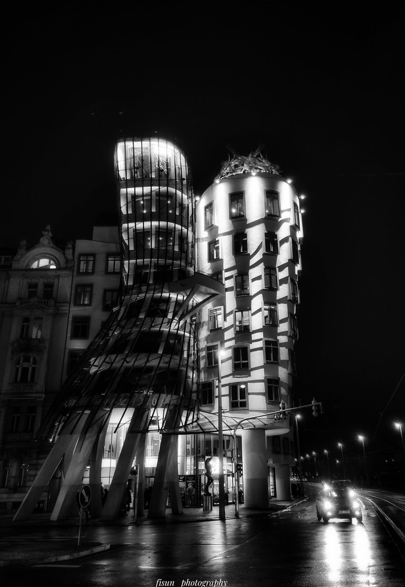 fisunphotograp1's tweet photo. #photo #photography #nightphotography #dancinghause #Prag #foto https://t.co/1kSljC33RW