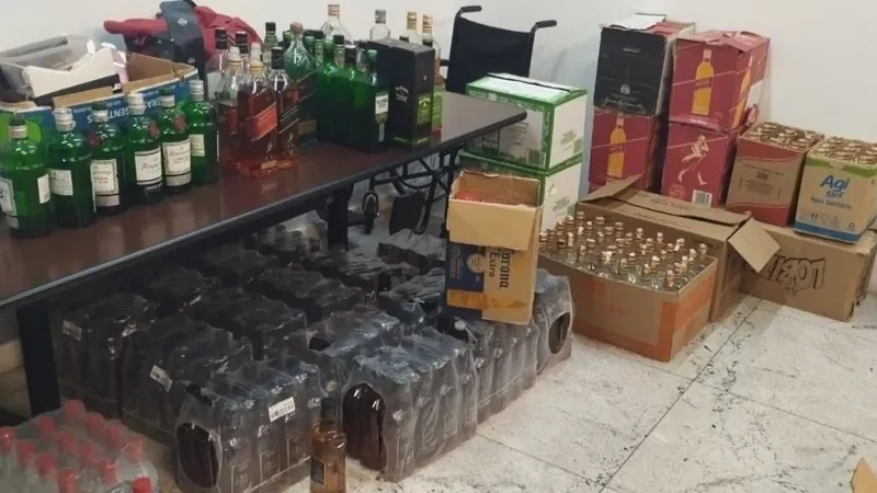 periciabrasil's tweet photo. 200 litros de uísque falsificado apreendidos no assentamento Milton Santos do MST, em Americana, SP.

https://t.co/jj5HDpC6hp https://t.co/toMt7fnxHE