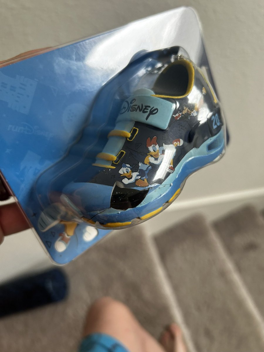 payne1394's tweet photo. @runDisney I just realized that my ornament is broken, am I able to swap it out? https://t.co/uRyd5v6p0j