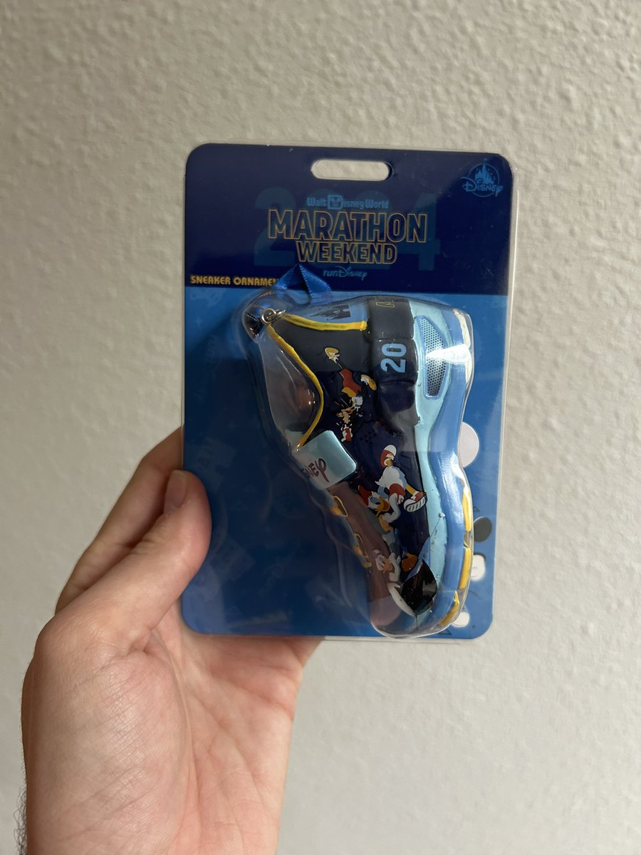 payne1394's tweet photo. @runDisney I just realized that my ornament is broken, am I able to swap it out? https://t.co/uRyd5v6p0j