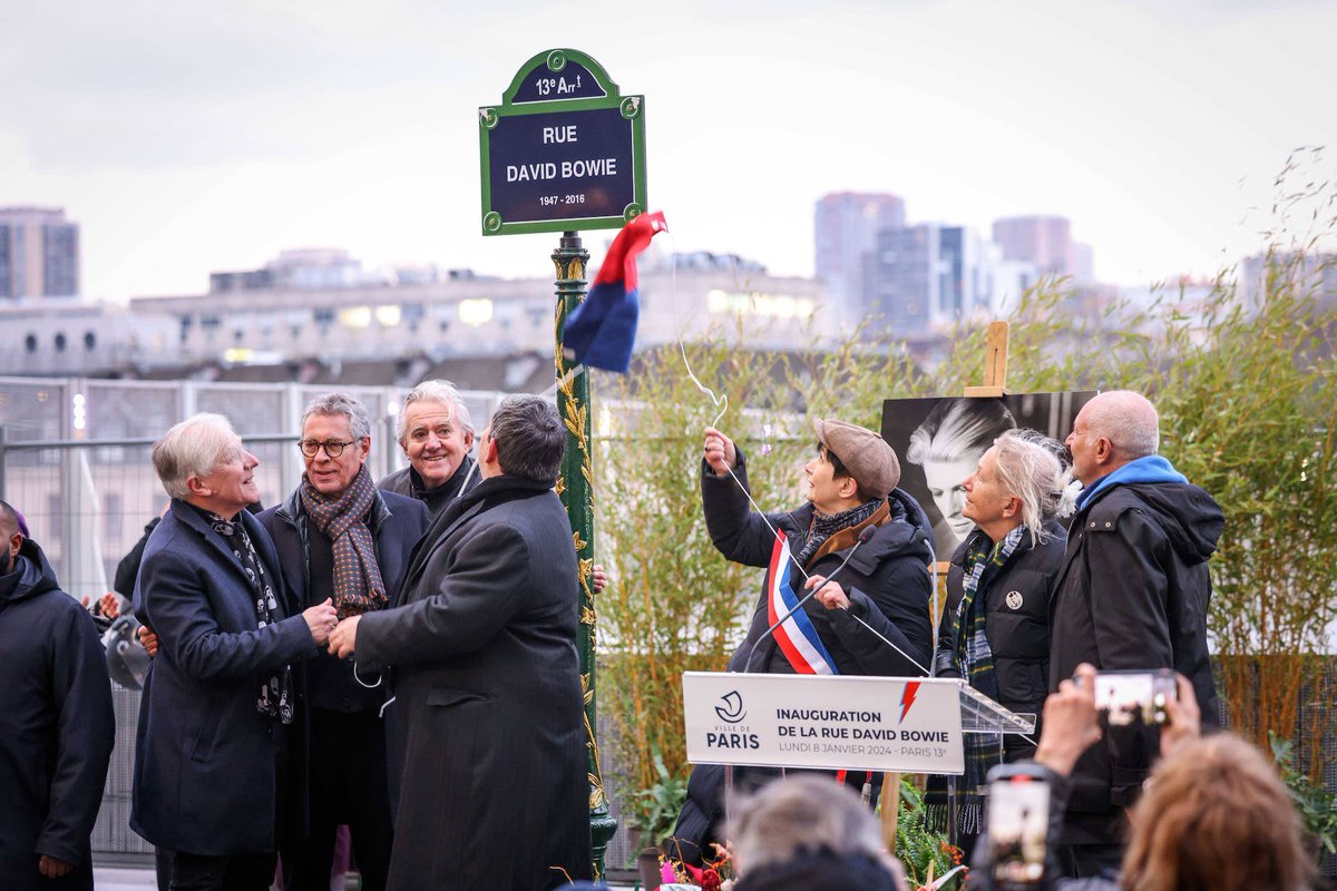TenaciousTanaka's tweet photo. #Paris honors David Bowie by naming a street after him on what would have been his 77th birthday (Jan 8). #RueDavidBowie https://t.co/wfvKJ06OfQ