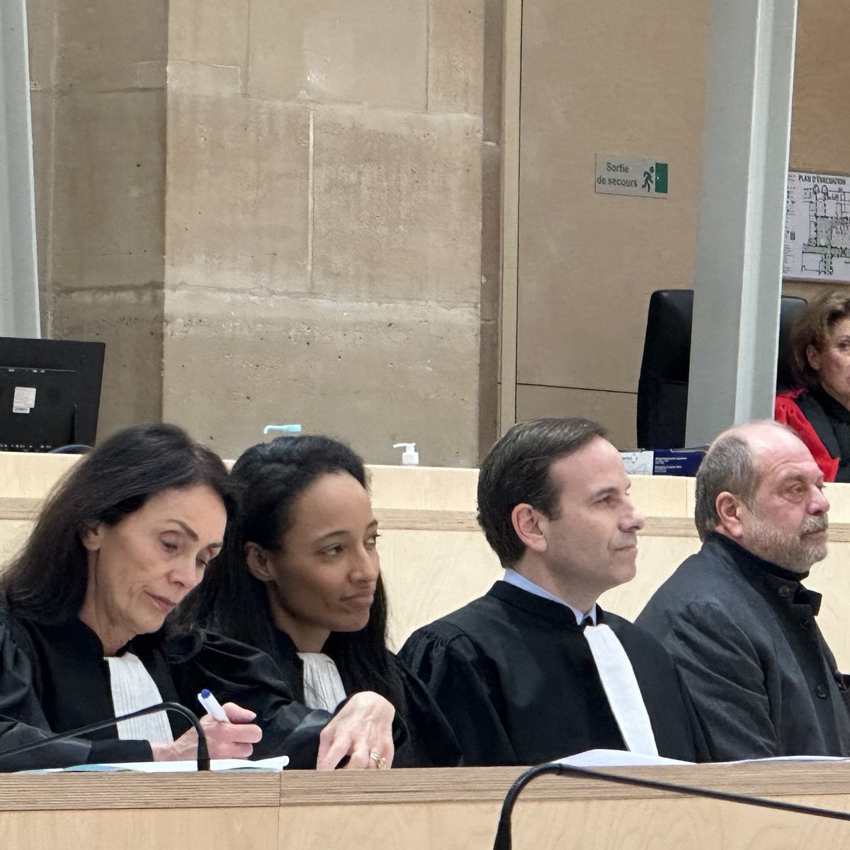 VBousardo's tweet photo. « Je le jure. »

C'est par ces mots que plus de 2000 nouveaux élèves avocates et avocats de la promotion Jacqueline Laffont ont aujourd’hui prêté le « petit » serment en présence d'@E_DupondM. 

Chers élèves, ces quelques mots vous engagent. Bienvenue à l’EFB ! https://t.co/3xnLTfSLci