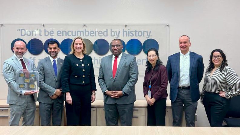 KirstenHillmanA's tweet photo. Visited @intel in Arizona and learned a lot about the opportunities &amp; challenges facing the global semiconductor business. Great discussion on manufacturing, R&amp;D, critical minerals and how government &amp; industry in Canada &amp; U.S. can collaborate to promote supply chain resilience. https://t.co/lOFgamQvMN