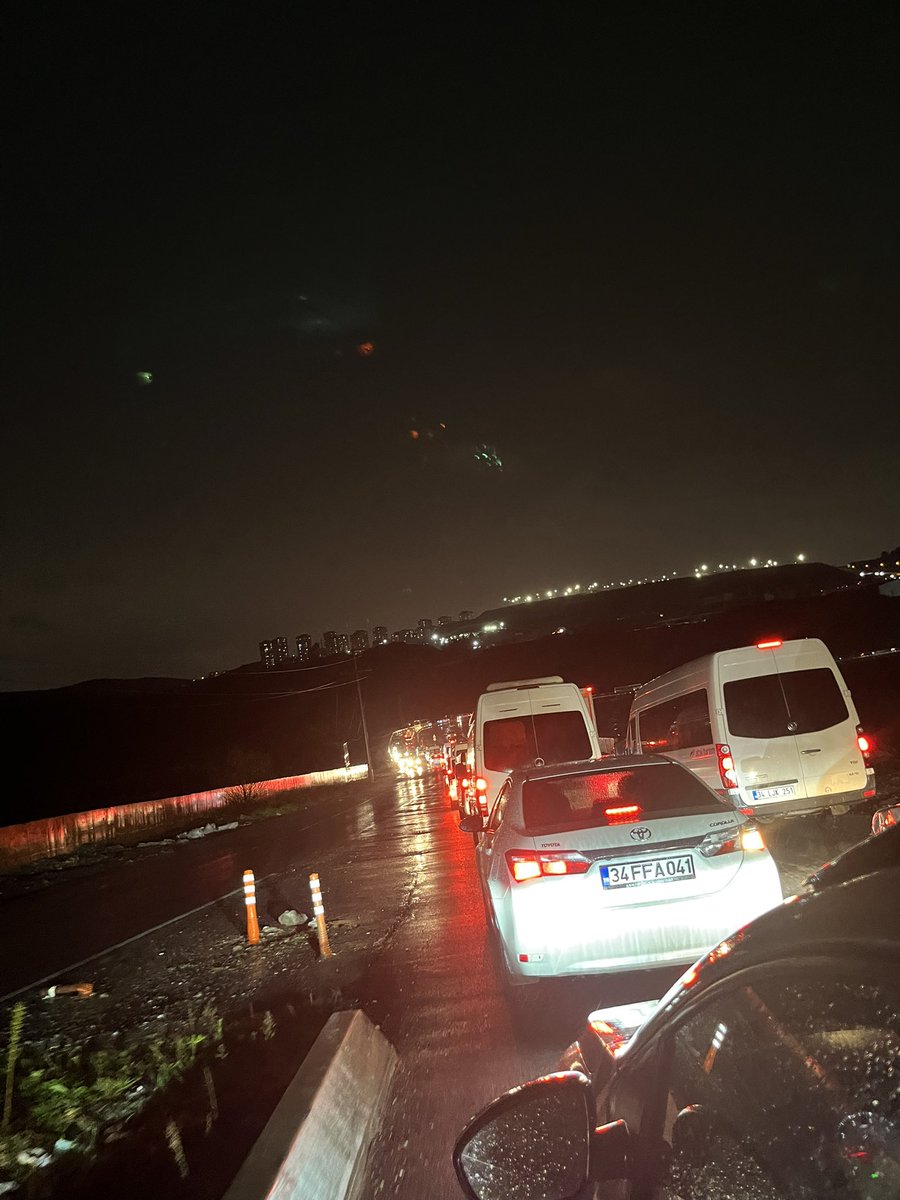 Serhatkuru61's tweet photo. @drsadiyazici başkanım aydınlıyla şifayı bağlayan bağlantı yolu çöp yolu diye de adlandırılan yolda her gün bu manzarayla evimize gitmeye çalışıyoruz lütfen sizden bu işe bir el atmanızı rica ediyoruz. #tuzlabelediyesi #tuzla #yoleziyeti @TuzlaBelediyesi https://t.co/19YdWUE2Q9