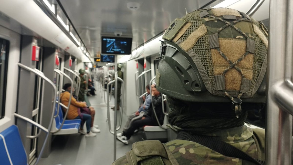 PriscyJoha's tweet photo. Las estaciones y paradas del #MetrodeQuito cuentan con presencia Militar. Complicada la situación en el país no se puede ni movilizar tranquilos. #EstadoDeExcepcion https://t.co/tH17Zgj4DN