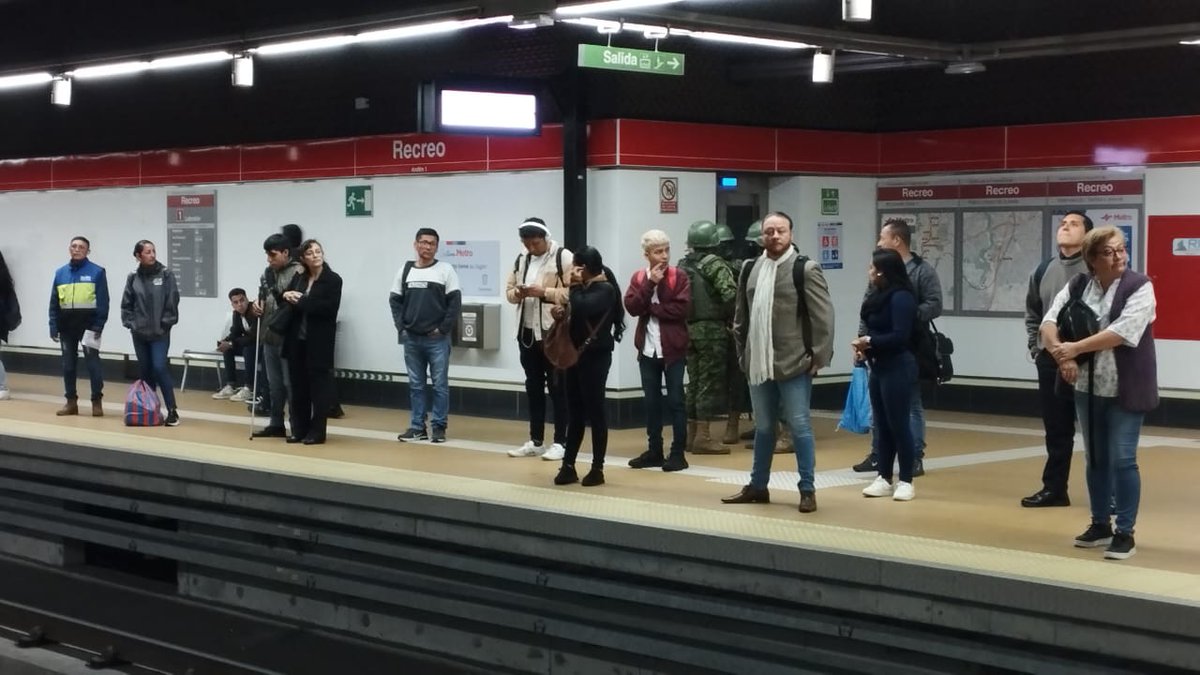 PriscyJoha's tweet photo. Las estaciones y paradas del #MetrodeQuito cuentan con presencia Militar. Complicada la situación en el país no se puede ni movilizar tranquilos. #EstadoDeExcepcion https://t.co/tH17Zgj4DN