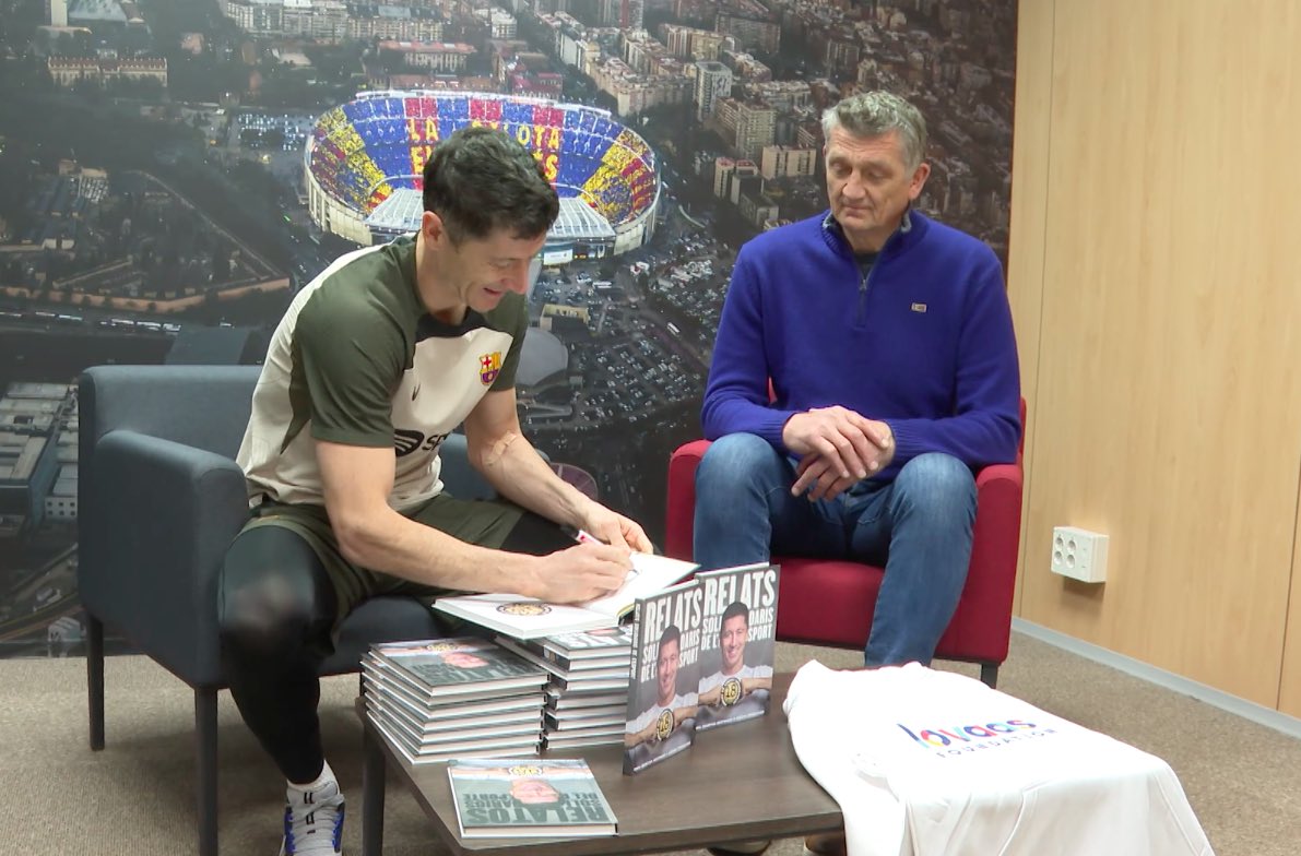 El padrí de la 18a edició, <a href="/lewy_official/">Robert Lewandowski</a>, va entregar un exemplar signat dels Relats Solidaris de l’Esport per a cada resident de La Masia al seu director, Andrei Txepkin.

La recaptació és per <a href="/AutismoLovaas/">Lovaas Foundation</a> i encara esteu a temps de comprar el llibre a <a href="/elcorteingles/">El Corte Inglés</a>.