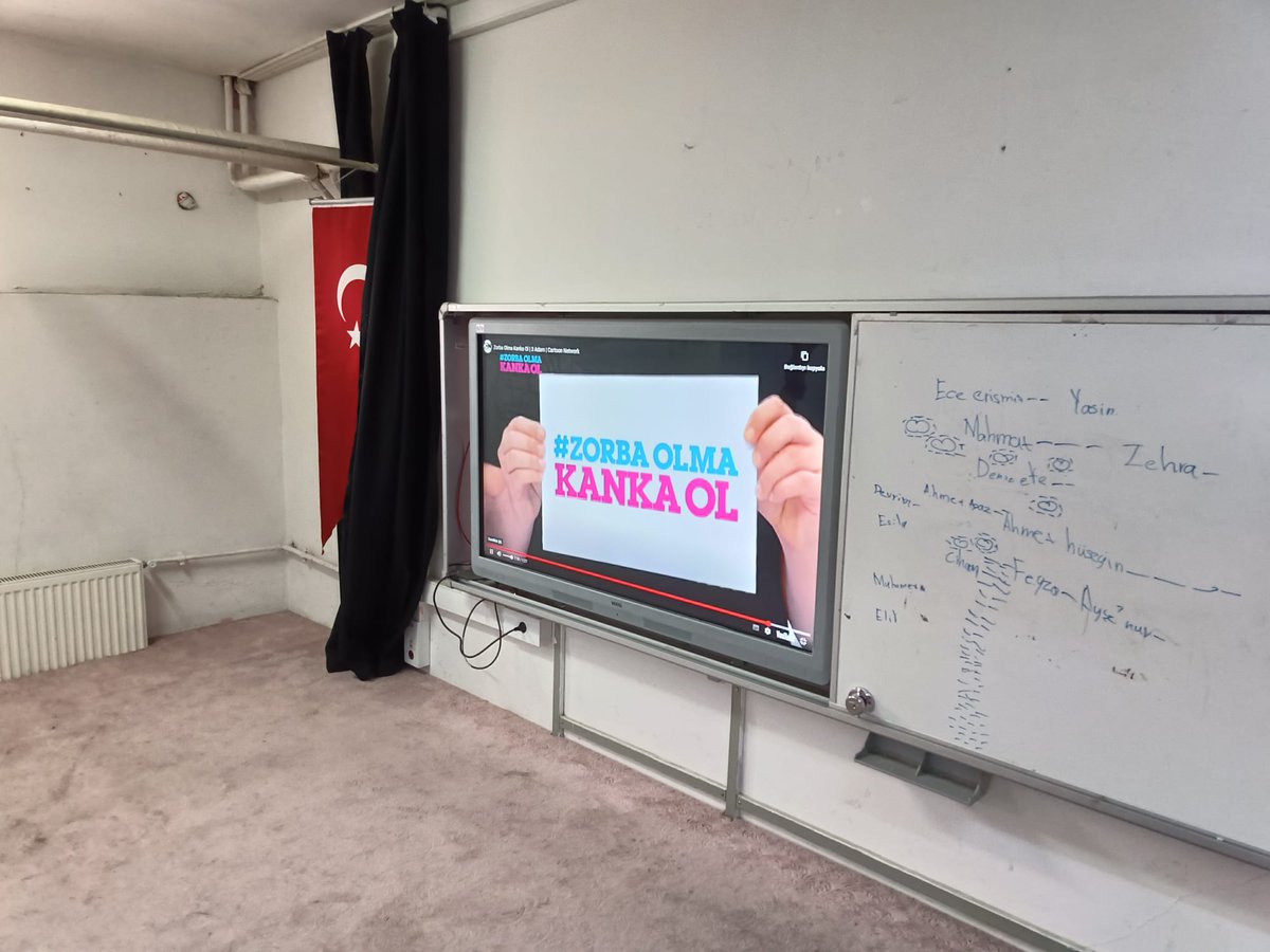 SMFSafiturk's tweet photo. Rehberlik eğitimi Akran zorbalığı seminerinde emeği geçen rehber öğretmeni Meryem GÖKÜŞ hocama teşekkür ederiz. https://t.co/LE0B9lG16S