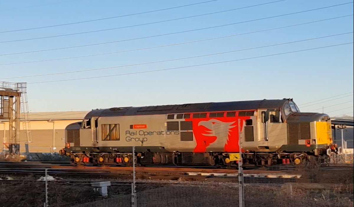 garethpig's tweet photo. Looking resplendent in the low afternoon sun 37 884 passes the WMSC on its way to Derby after delivering mk5 stock to long Marston.
@TheGrowlerGroup #cl37 https://t.co/yZplGdfySn