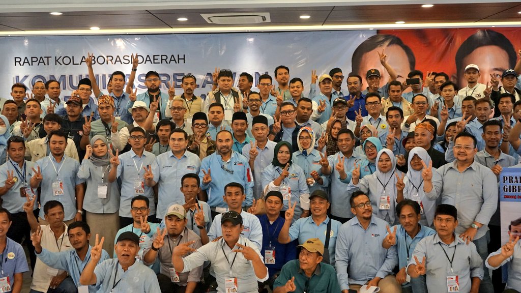 prima_or_id's tweet photo. Menghadiri undangan Komunitas Relawan @prabowo @gibran_tweet Se Provinsi Banten. Ketum PRIMA menegaskan, Prabowo-Gibran adalah figur kepemimpinan nasional yang kuat dan tidak akan goyah menghadapi tekanan apapun, termasuk tekanan asing dalam membangun industri nasional, (9/01/24) https://t.co/AQWRCqejKJ