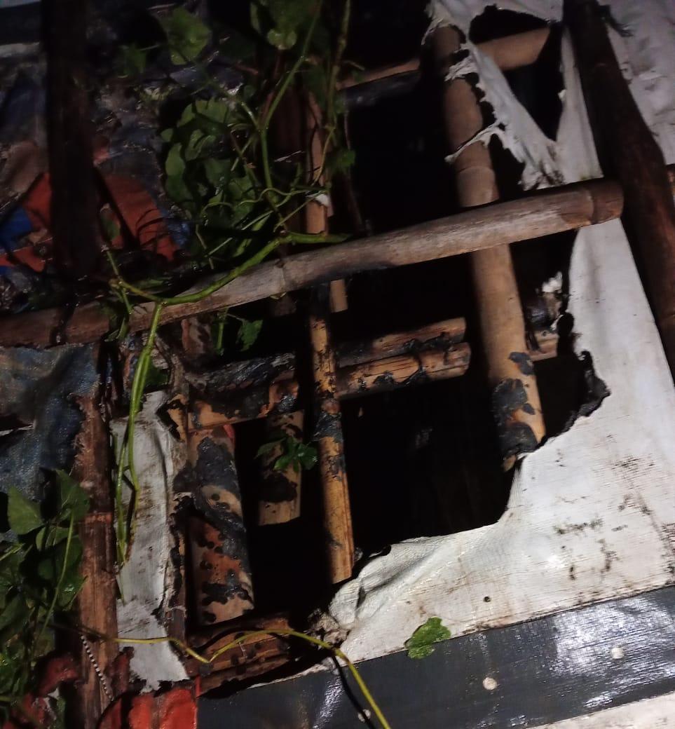 romddullah's tweet image. #ArsonAttack 6: Camp 15, Jan 9, 9 pm.

Almost every night witnesses arson, and without fail, every week reports reveal murders in #Rohingya camps.

#Arsonists are evident in the picture, igniting the shelter's roof.
#RohingyaCrisis
#CriminalArson
#RohingyaSafety
#ShelterInDanger