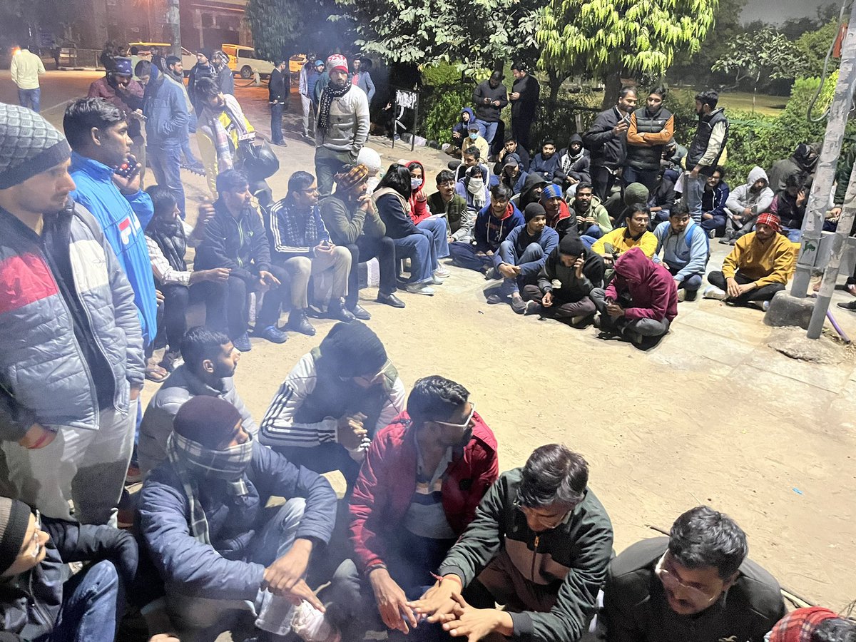 क्या यही है, संवेदनशील सरकार ??
ये आप लोगो को कोचिंग माफिया नजर आते हैं??

#RAS_MAINS_आगे_करो