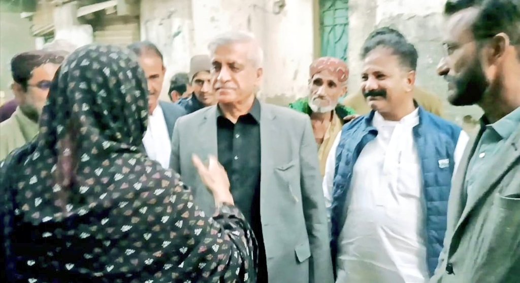 WaqasChoud30331's tweet photo. پاکستان پیپلزپارٹی کی لیاری میں الیکشن کمپین جاری پی ایس107کےنامزد امیدوار @SenatorYousuf بلوچ ڈویژنل ڈپٹی سیکرٹری #PPP کراچی @ShakeelChPPP ٹاؤن چیئرمین ناصر کریم بلوچ، یوسی چیئرمین صدیق بلوچ کی جیالوں کےہمراہ ڈور ٹو ڈور رابطہ مہم 
#جیت_کا_نشان_تیر_کا_نشان 
 @BBhuttoZardari https://t.co/cTTCr6AKik