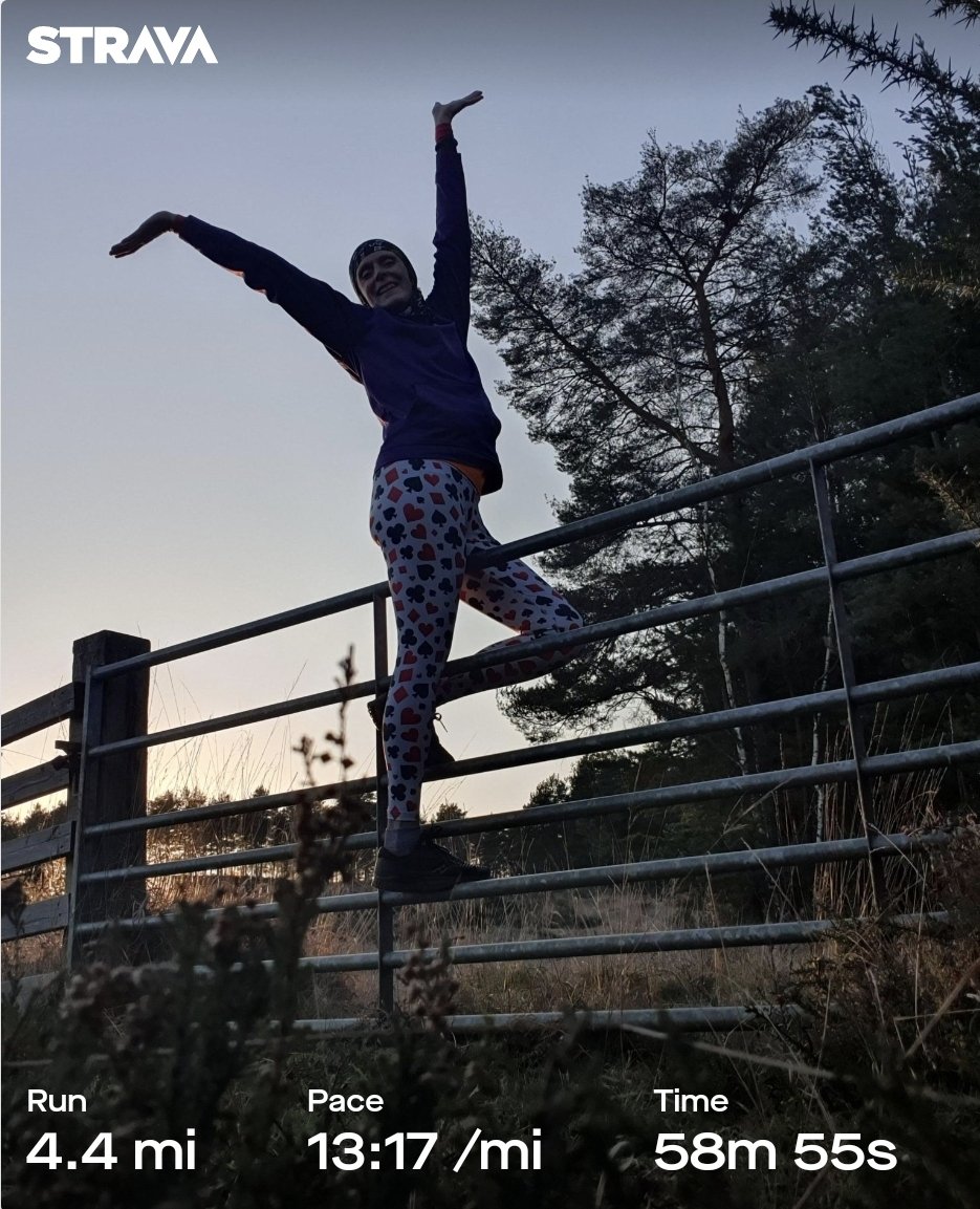 ZhepzyMudRunner's tweet image. Went out with the wrong shoes and socks on, wet freezing feet! Snow and ice on the ground, bbbbrrrr 🥶
#TWC #TwittaWinterChallenge #SonicWinterSprinters