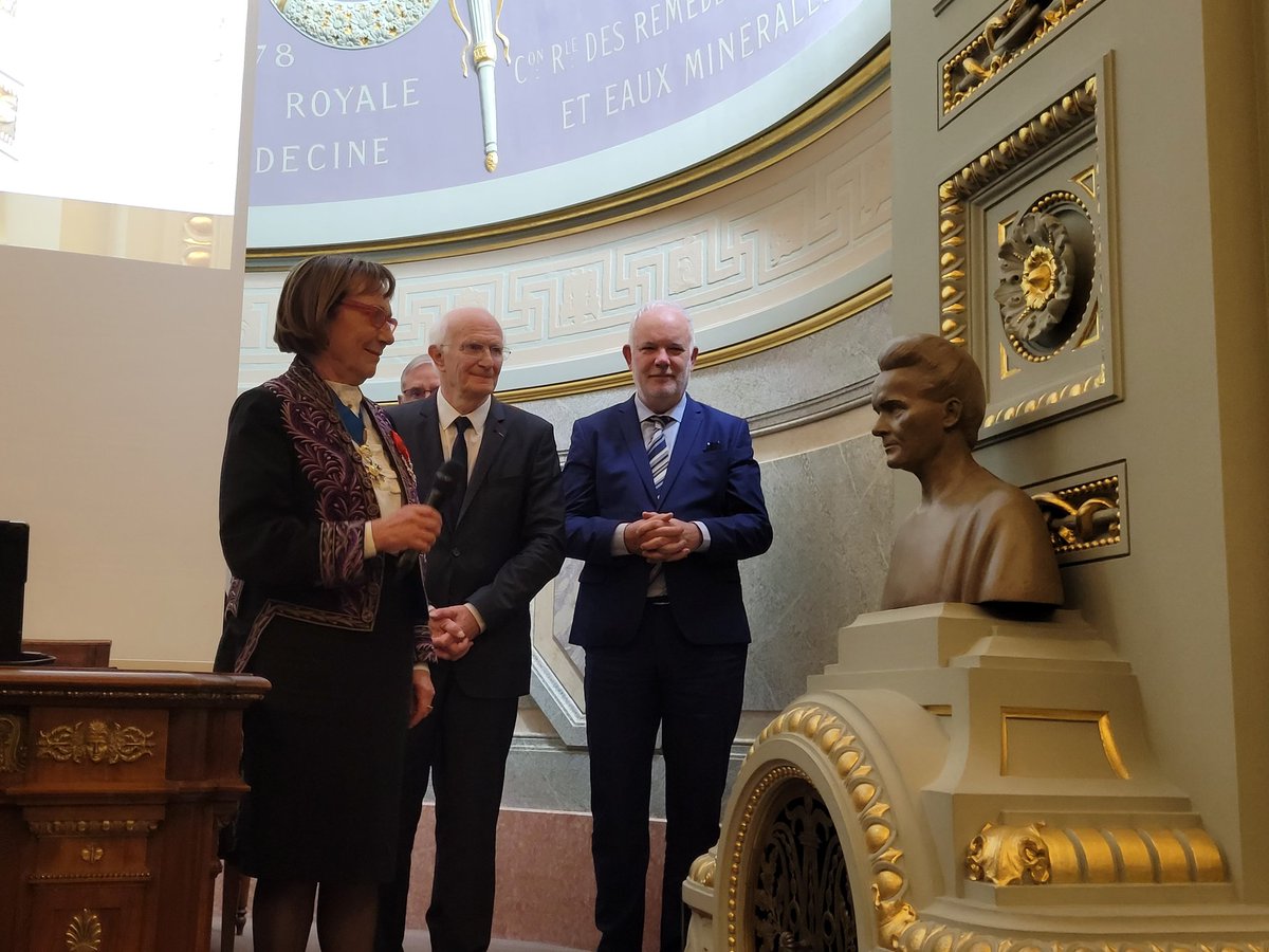 Séquence émotion:
Entrée du buste de Marie Curie à l´Académie de Médecine.