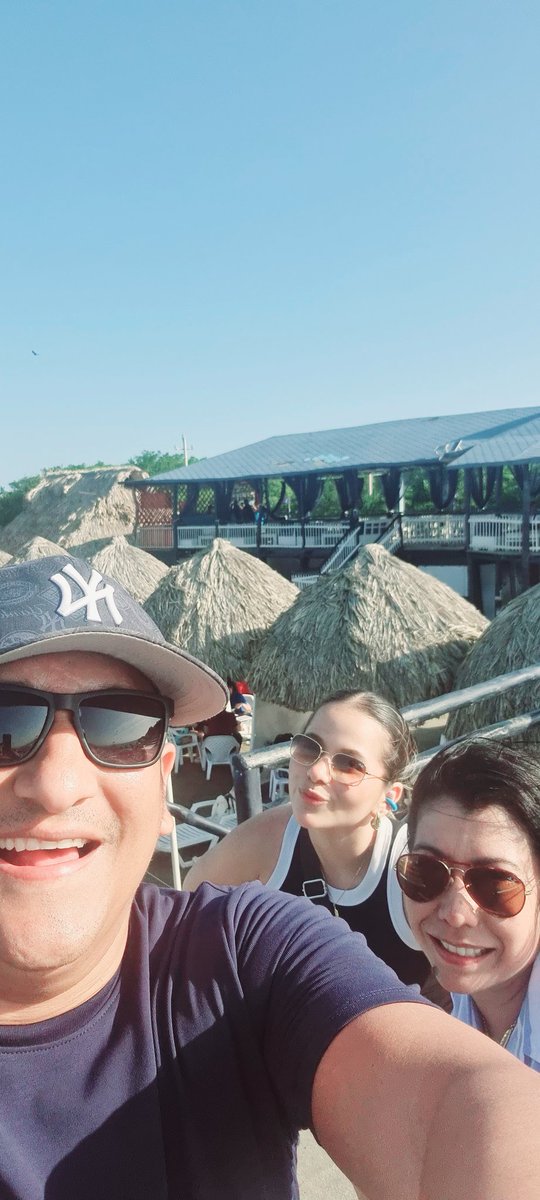 EMERSON0727's tweet photo. Un poco de sol y mar para recargar las energías de este 2024💪🏾, primero que todo gracias a Dios por la vida, la salud, la familia y el trabajo🙏🏾 Vamos por las metas y sueños!!!! #GoodVibesOnly #EDMB https://t.co/EgmQ0Rysz2