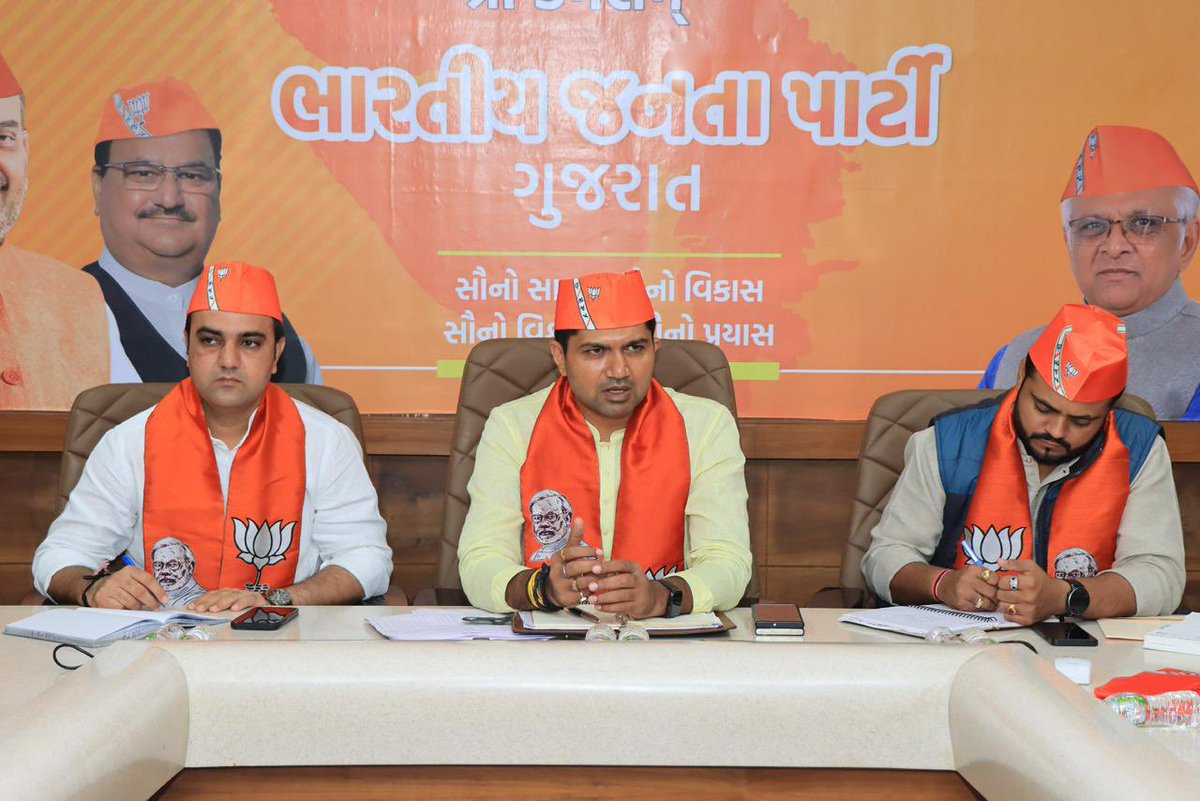 DrPrashantkorat's tweet photo. આજરોજ પ્રદેશ કાર્યાલય 'શ્રી કમલમ્‘ ખાતે પ્રદેશ યુવા મોરચાના હોદેદારો અને જીલ્લા/મહાનગરના પ્રભારીની બેઠકમાં ભારતીય જનતા યુવા મોરચા ના સંગઠનલક્ષી કાર્યક્રમ અંગે માર્ગદર્શન આપ્યું અને આગમી કાર્યક્રમ અંતર્ગત ચર્ચા કરી. https://t.co/NF1aF4tlto