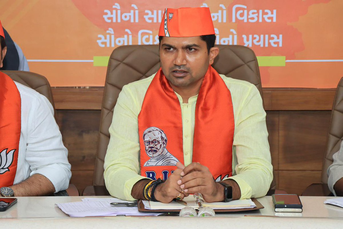 DrPrashantkorat's tweet photo. આજરોજ પ્રદેશ કાર્યાલય 'શ્રી કમલમ્‘ ખાતે પ્રદેશ યુવા મોરચાના હોદેદારો અને જીલ્લા/મહાનગરના પ્રભારીની બેઠકમાં ભારતીય જનતા યુવા મોરચા ના સંગઠનલક્ષી કાર્યક્રમ અંગે માર્ગદર્શન આપ્યું અને આગમી કાર્યક્રમ અંતર્ગત ચર્ચા કરી. https://t.co/NF1aF4tlto