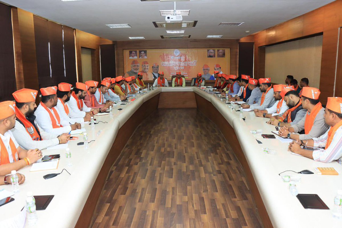DrPrashantkorat's tweet photo. આજરોજ પ્રદેશ કાર્યાલય 'શ્રી કમલમ્‘ ખાતે પ્રદેશ યુવા મોરચાના હોદેદારો અને જીલ્લા/મહાનગરના પ્રભારીની બેઠકમાં ભારતીય જનતા યુવા મોરચા ના સંગઠનલક્ષી કાર્યક્રમ અંગે માર્ગદર્શન આપ્યું અને આગમી કાર્યક્રમ અંતર્ગત ચર્ચા કરી. https://t.co/NF1aF4tlto