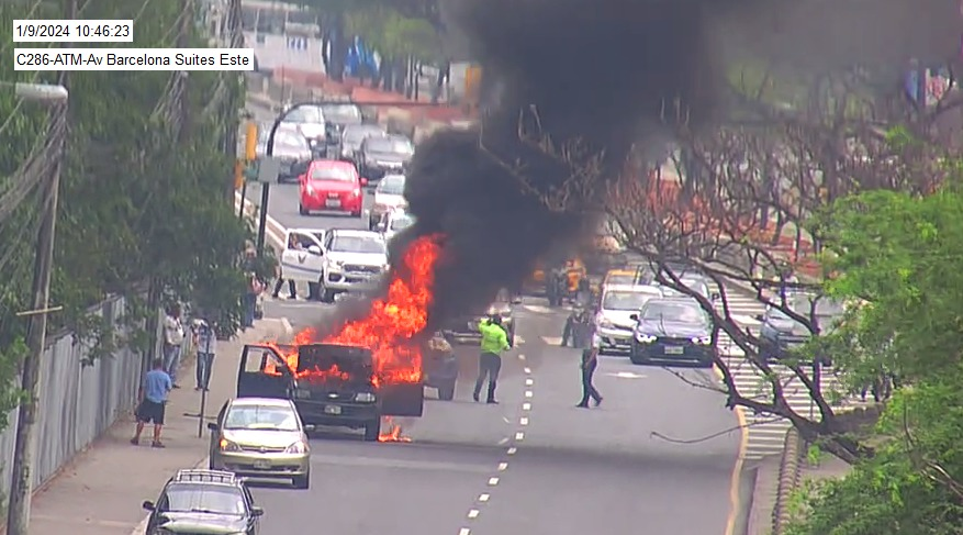 #ATMinforma | Se realiza cierre vial en la Av. Barcelona, cerca de la Base Naval San Eduardo, sentido hacia el sur, debido a un vehículo incendiándose. 

Nuestros agentes y personal de <a href="/BomberosGYE/">Bomberos Guayaquil</a> se encuentran asistiendo la novedad. #PorTuSeguridad 

 Fotos: #CCITT