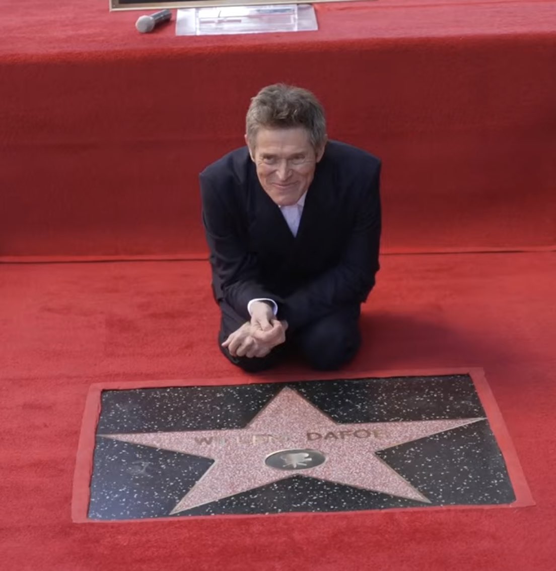 antonelarepetto's tweet photo. No se olviden que antes de tener su propia estrella en el walk of fame, Willem Dafoe tenía sus manos en el hermitage de MDQ, justo abajo de Carmen Barbieri y Cacho Castaña. https://t.co/9MWrMw15ia