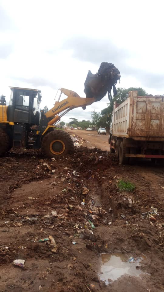 MoLGPWZim's tweet photo. #UPDATE 
#OperationChenesaHarare: Today refuse compactors and skip trucks  successfully cleared dumpsites of solid waste in  Dzivarasekwa, Highfield, Borrowdale, Mbare, Sunningdale and Highfield. Govt is spearheading the blitz in the face of a cholera outbreak. https://t.co/jL9uxFNLcv