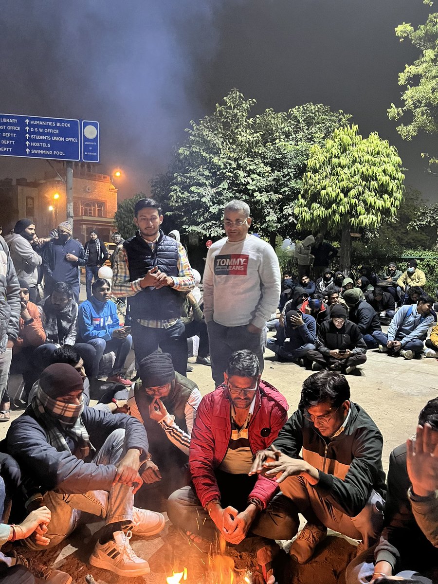 किरोड़ीलाल मीना जी व राठौड़ जी से अपील है, की आप परीक्षा आगे करने का आश्वासन न दे सकते तो कम से कम हमेशा की तरह आइये हम लोगो के साथ रात-भर धरने पर बैठिये।।
@DrKirodiLaBJP <a href="/Rajendra4BJP/">Rajendra Rathore</a>
#RAS_MAINS_आगे_करो