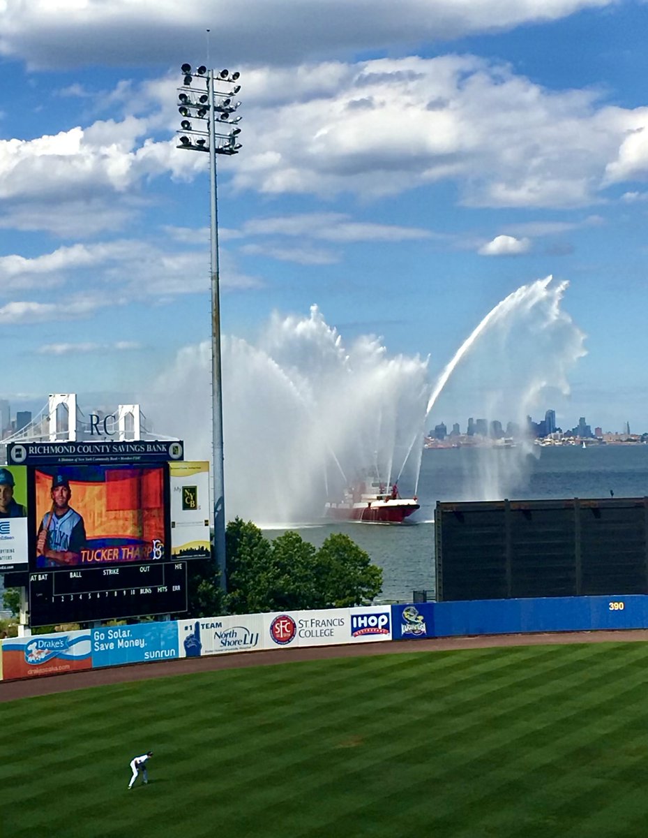 Richmond County Ballpark - Home of the Staten Island Yankees (Pizza Rats) 

During my time, I thought one of the best features of the stadium was without a doubt the background of NYC. Was STUNNING

Boats often came to ruin the view

And what a pleasure it was. Unique

#pizzarats