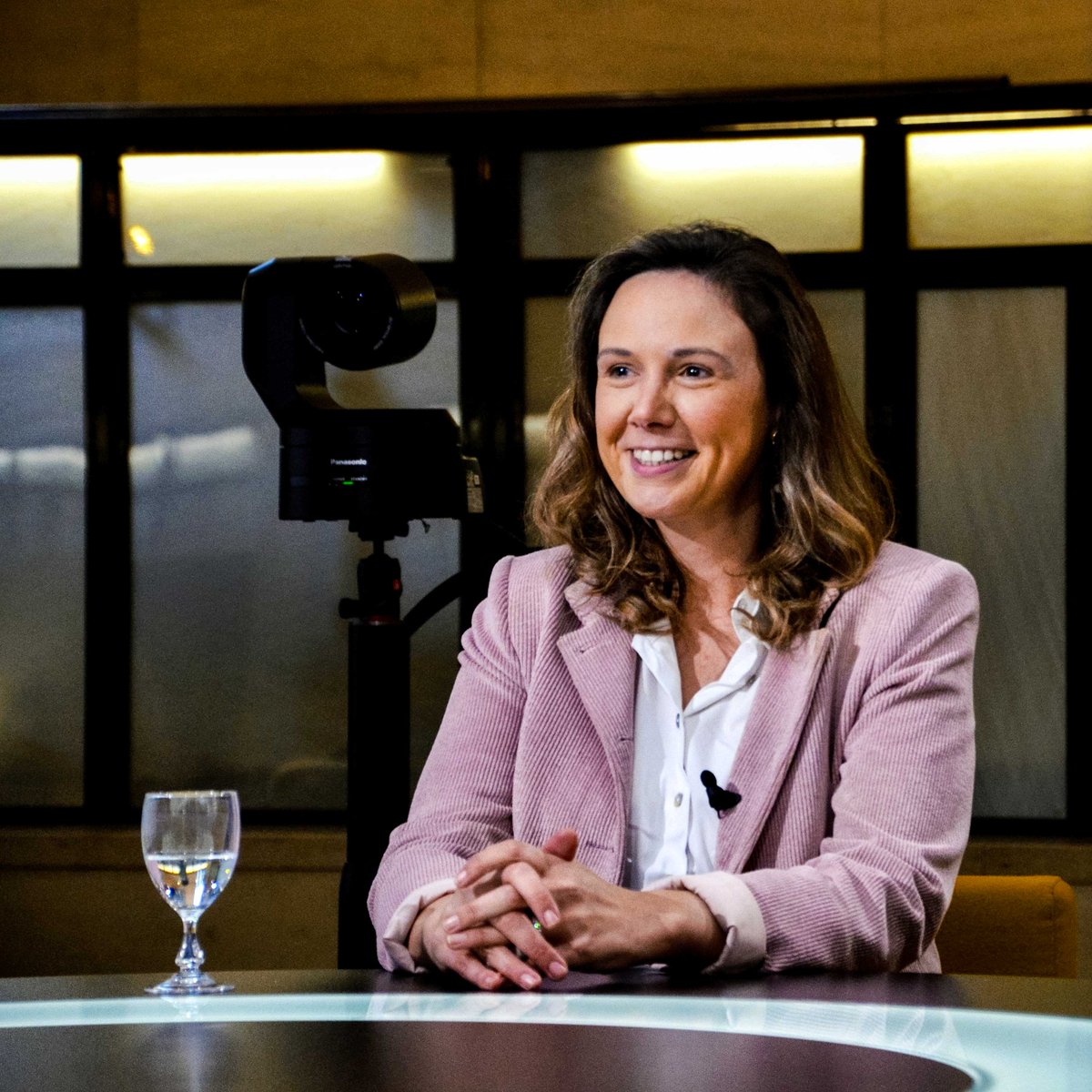 Uit de laatste peiling blijkt dat de partij van premier De Croo de kleinste partij van Vlaanderen wordt. Freya Saeys: "Mijn liberaal hart bloedt. Maar als je bekijkt wat er allemaal is gebeurd binnen Open Vld, dan begrijp ik het ook wel."

Lees/herbekijk:
vlaamsparlement.be/nl/actueel/nie…