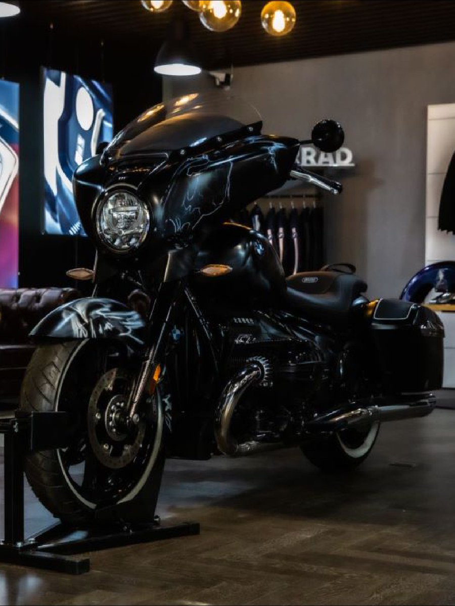 BMWMotorrad's tweet photo. Time for another #CustomBikeCheck, this time with a #BMWR18B dubbed "Rong". 🛠️ #CustomBike
This art piece combines the artistic flair of the Chinese artist Xu Beihong inspired by a galloping horse. Impressive, isn't it? 🙌
#MakeLifeARide #NotForSale #SoulFuel #BMWMotorrad https://t.co/3tdzPTkDY1