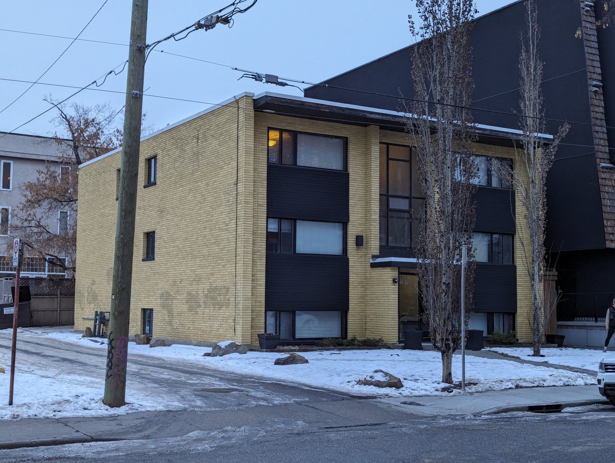 HeritageCalgary's tweet photo. After WWII, Canada experienced a significant boom with the population swelling by the end of the decade. This created a dire need for housing, and multiplex walkups became ubiquitous in Calgary as a post-war housing solution.

Learn more on our blog: https://t.co/oT79Gmmozc https://t.co/RAKCfykuZd