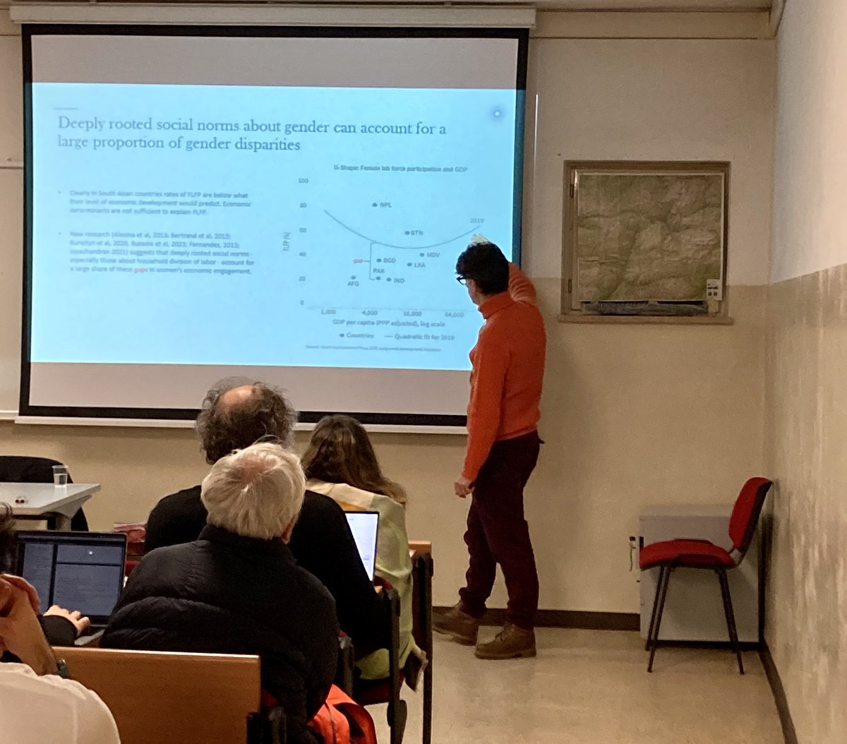 SchiavonLucia's tweet photo. @FAndreoli83 Day 2 - winter school #IT17 Canazei #inequality

Lecture 3 - @MaurizioBussolo shares valuable insights on #GenderInequality, emphasizing the distinct role of social norms and underscoring the significance of eliciting them https://t.co/CjNHaHYyOB