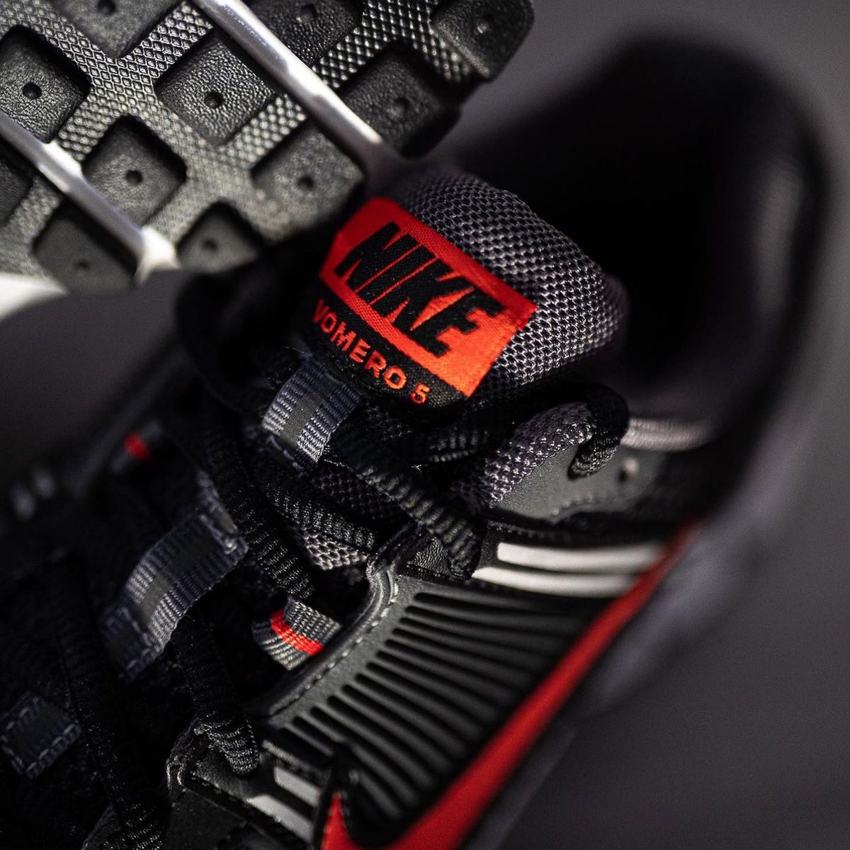 snkr_twitr's tweet photo. AD:  Nike Zoom Vomero 5 'Black/Iron Grey/Picante Red'

Shop -> https://t.co/pyC8aDctEQ https://t.co/0PwZc5A7ZJ