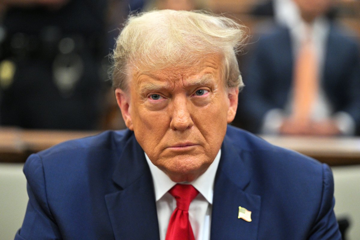 MarioNawfal's tweet photo. 🚨🇺🇸LIVE: TRUMP IMMUNITY HEARING 

JUDGE PAN: "Would the prosecution be permissible if Trump were convicted by Senate at impeachment trial?"

TRUMP'S LAWYER: "A prosecution" but not "this prosecution." 

JUDGE PAN:  "Let me try this one more time", re-asks question re: whether Trump could be charged if convicted at impeachment.

TRUMP'S LAWYER: "Potentially" 

Source: BBC, NBC, ABC, CBS
Photos for illustration - not of current trail