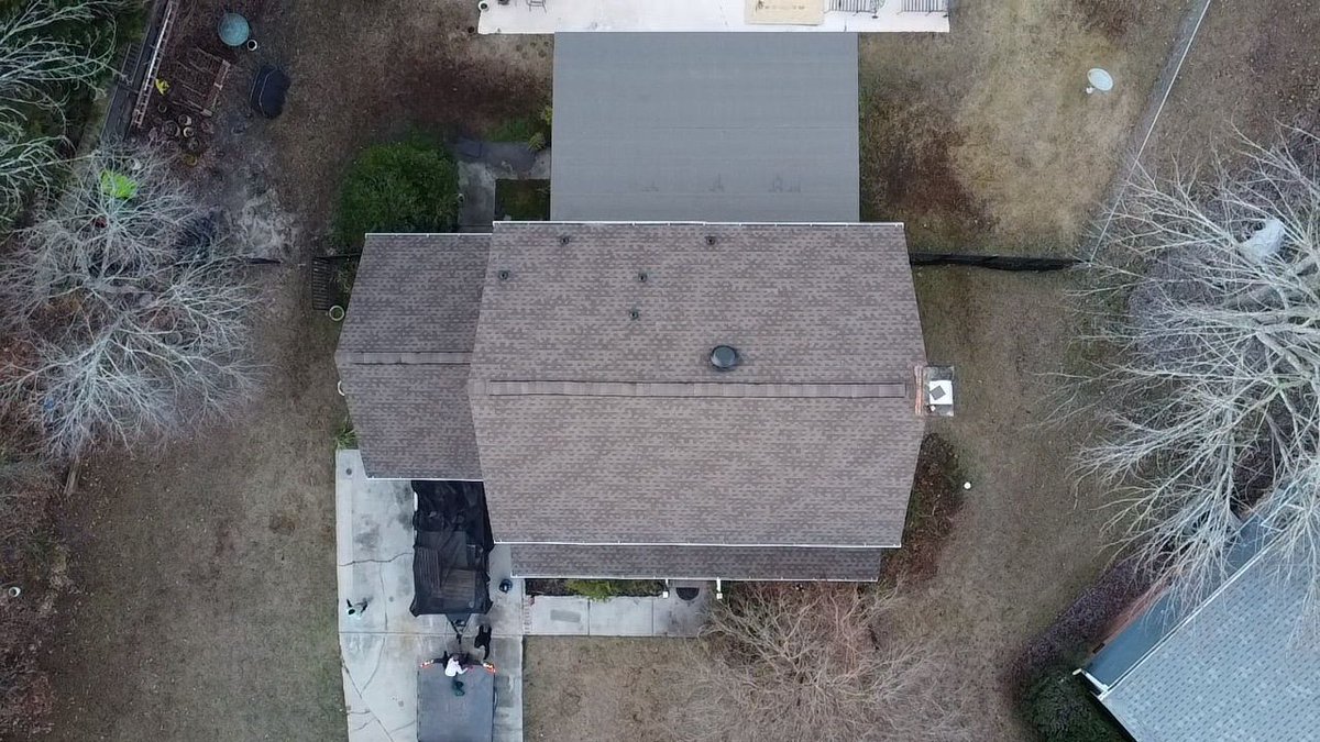 roofingusallc's tweet photo. Irmo, SC, just got a stylish upgrade! Our Roofing USA team proudly presents a flawless roof replacement, showcasing the beauty of Timberline HDZ shingles in the timeless Barkwood color. Trust us to protect and enhance your home! 🛠️🏡 https://t.co/eTQEFqtT6Z