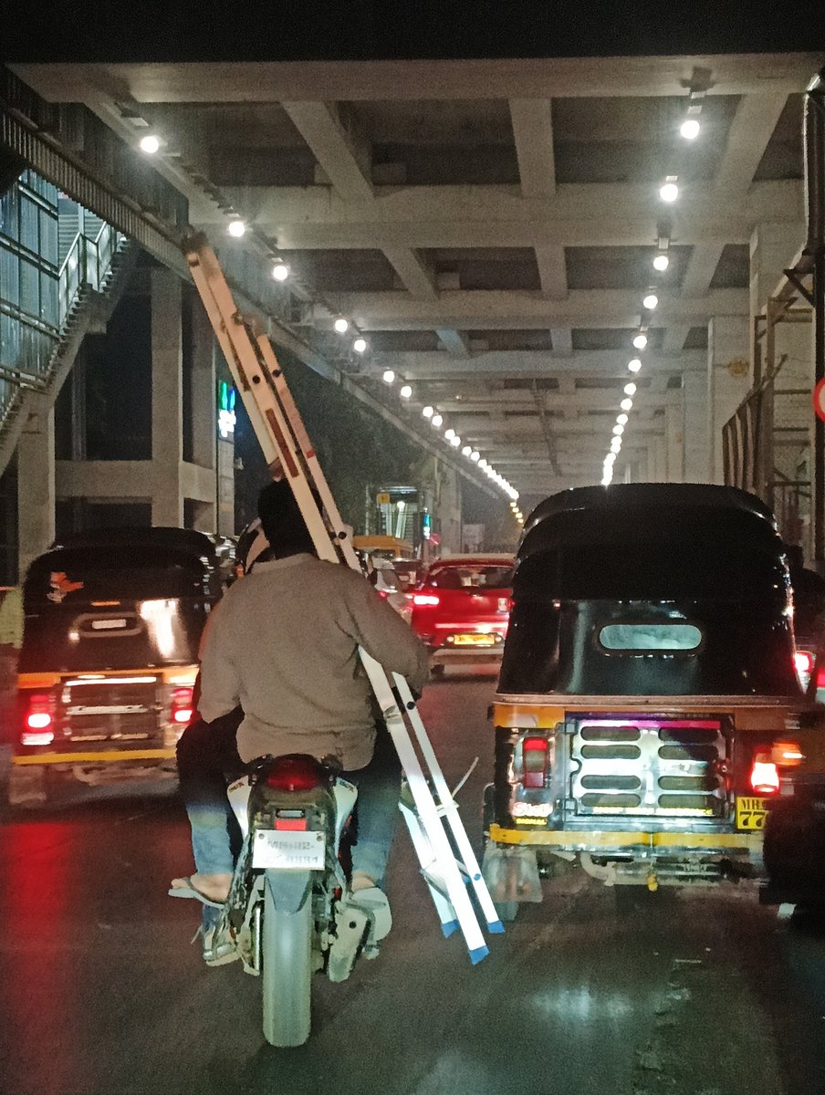 goregaonsatark's tweet photo. Life Threatening Ladder! Threat to self and others too! Is this allowed? @MTPHereToHelp @MumbaiPolice  @mid_waytimes @TOIIndiaNews @mumbaimatterz @Sahanasatianaat @arsun_raj @CMOMaharashtra  @CPMumbaiPolice @BJPGoregaon @mybmc https://t.co/3PhlX9i4ti