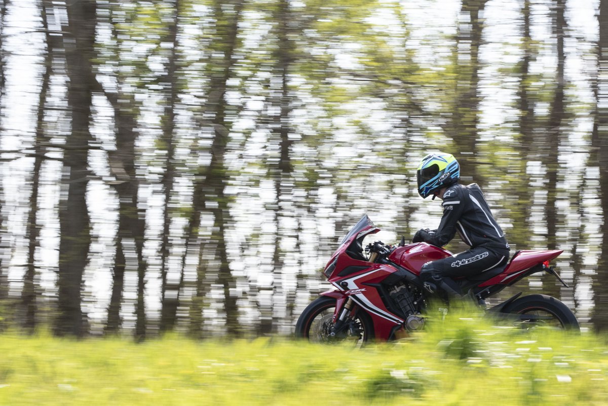 Lekker door de file, geen parkeerproblemen en uitgewaaid thuiskomen? Motorrijden! Niet zo gek dat er vorig jaar maar liefst 17.501 nieuwe motorfietsen verkocht werden. 13% meer dan in 2022, en zelfs 500 stuks meer dan in het vorige topjaar 2008. We zijn er weer. En we blijven.