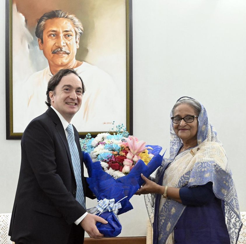 albd1971's tweet photo. Marcelo Carlos Sesa, the Ambassador of Argentina to Bangladesh, congratulated Awami League President and Prime Minister Sheikh Hasina for her absolute victory in the 12th National Parliament Election.
He delivered a congratulatory message from the head of state and government of Argentina to Prime Minister Sheikh Hasina and expressed optimism that Bangladesh will become a developed and prosperous country under the leadership of Prime Minister Sheikh Hasina.
#Elections2024 #SheikhHasina #AwamiLeague #Victory #Argentina #Diplomacy #Bangladesh