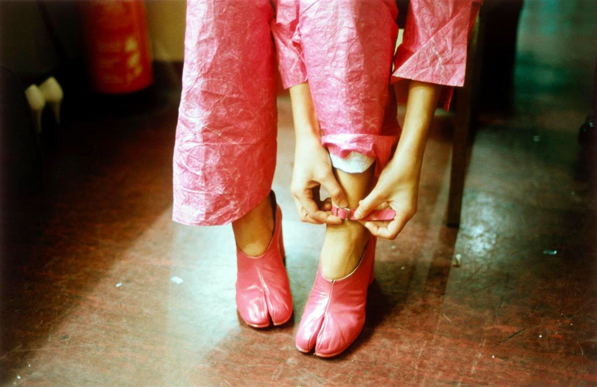 _HDD's tweet photo. Björk in Comme Des Garçons and Maison Margiela by Glen Luchford (1995) https://t.co/UtlkEg9kId