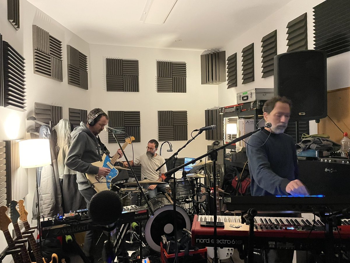 Este sábado es mi último bolo con ellos antes de que se embarquen en su gira de despedida y ayer me gocé el ensayo como nunca. Compartir con ellos un concierto es increíble pero lo más bello y real está en los momentos cotidianos como este. Todo eso me lo llevo para siempre.