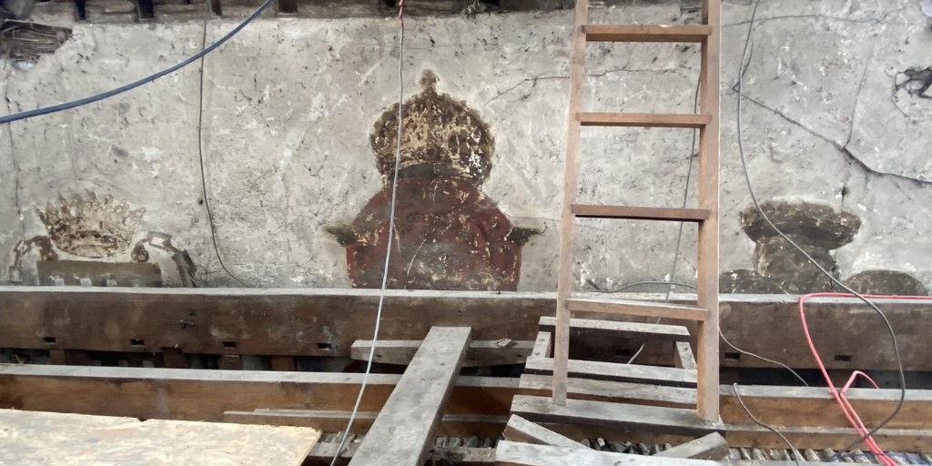 Early Tudor wall paintings found in College loft space reveal royal 'branding' ow.ly/xtYs50Qpcs7  
<a href="/cambridge_uni/">Cambridge University</a> <a href="/cjfaraday/">Dr Christina J Faraday</a> <a href="/SimonMcDonaldUK/">Simon McDonald</a>
#tudor #twitterstorians #margaretbeaufort