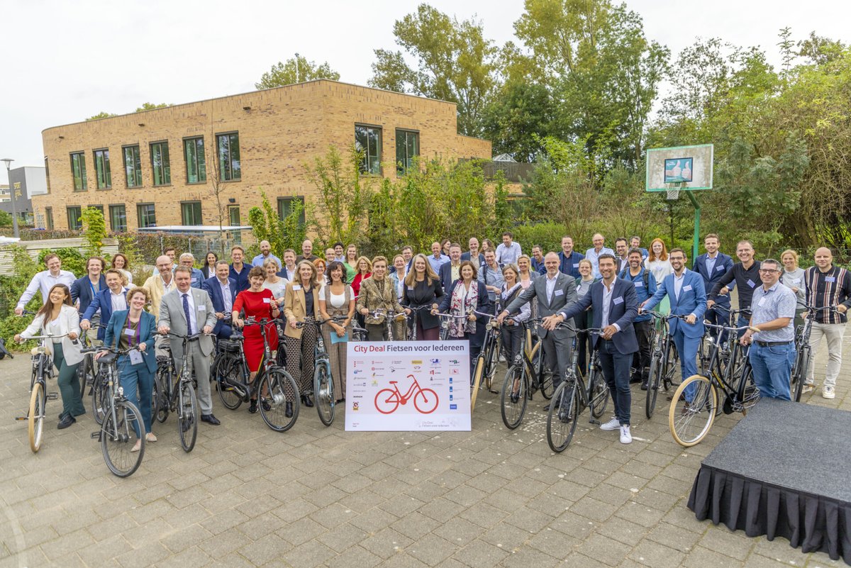 Mooi nieuws voor de City Deal Fietsen voor Iedereen 🥳! #TeamFiets van <a href="/MinIenW/">Ministerie van Infrastructuur en Waterstaat</a> is genomineerd voor de award #MeestPositieveOverheidsorganisatie van #BigImprovementDay. Lees meer en stem vóór donderdag 11-1 20u op Team Fiets:  agendastad.nl/partner-city-d…