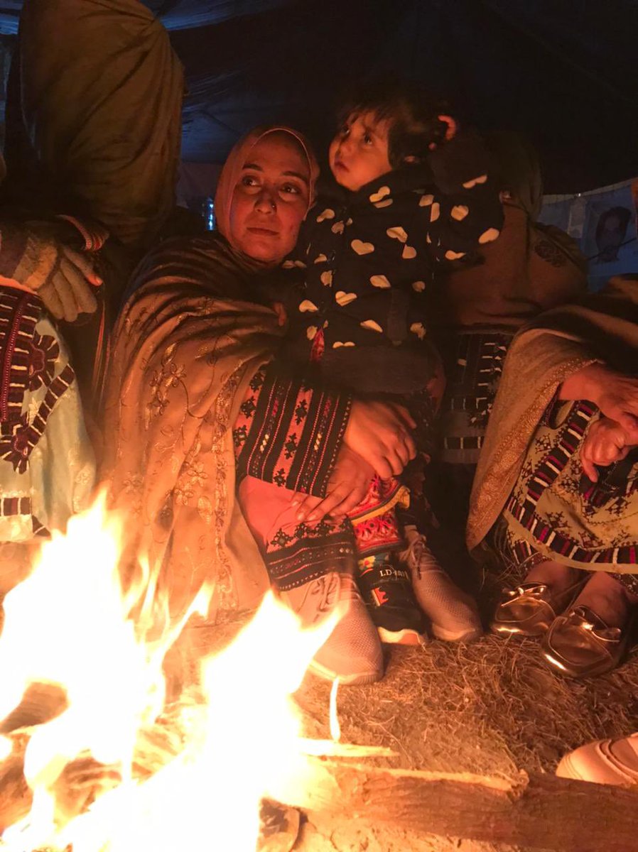 SeemaBalochh's tweet photo. آج شاری کہتی ہے امی سردی نہیں ہے نہ، 
میں مسکرا دی اور کہا میری بیٹی بھی کیمپ میں بڑی ہوگئی! 

#MarchAgainstBalochGenocide https://t.co/pgBZaodk2l