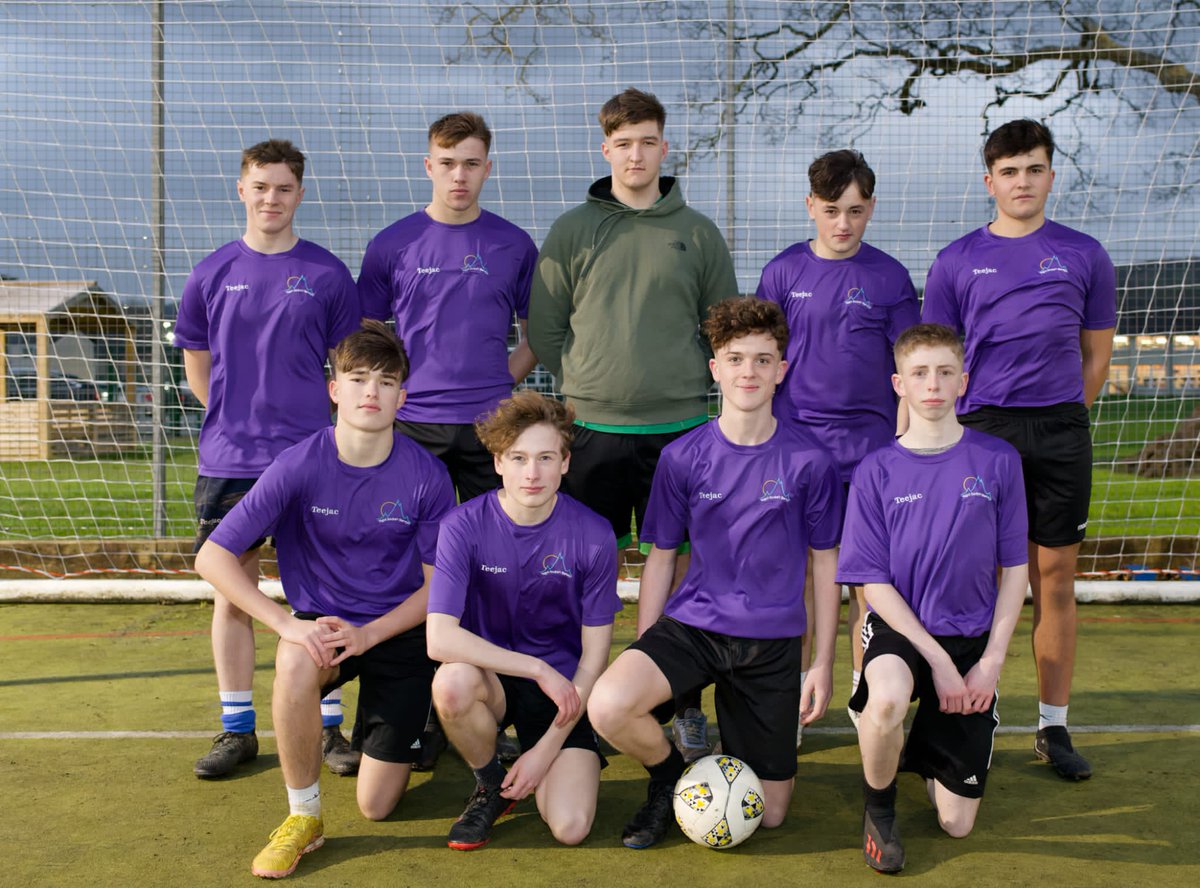 godre_r's tweet photo. Ddiwedd tymor cafwyd gêm bêl-droed elusennol at apêl y di-gartref rhwng staff a’r Chweched Dosbarth. Yr ieuainc aeth a hi’r tro hwn!!🏆9-6.@Godrer_Berwyn https://t.co/fW5syR6mJU