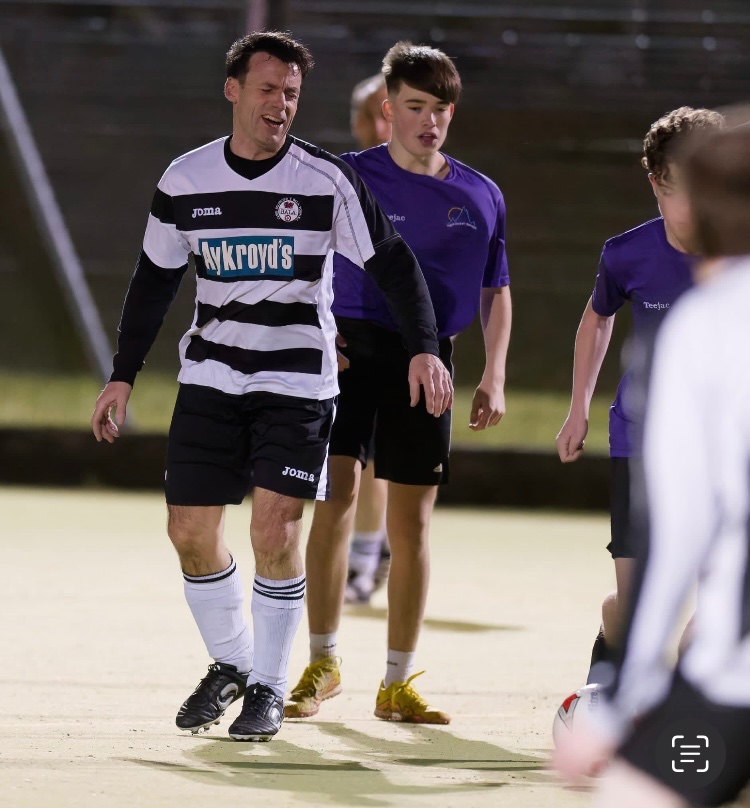 godre_r's tweet photo. Ddiwedd tymor cafwyd gêm bêl-droed elusennol at apêl y di-gartref rhwng staff a’r Chweched Dosbarth. Yr ieuainc aeth a hi’r tro hwn!!🏆9-6.@Godrer_Berwyn https://t.co/fW5syR6mJU