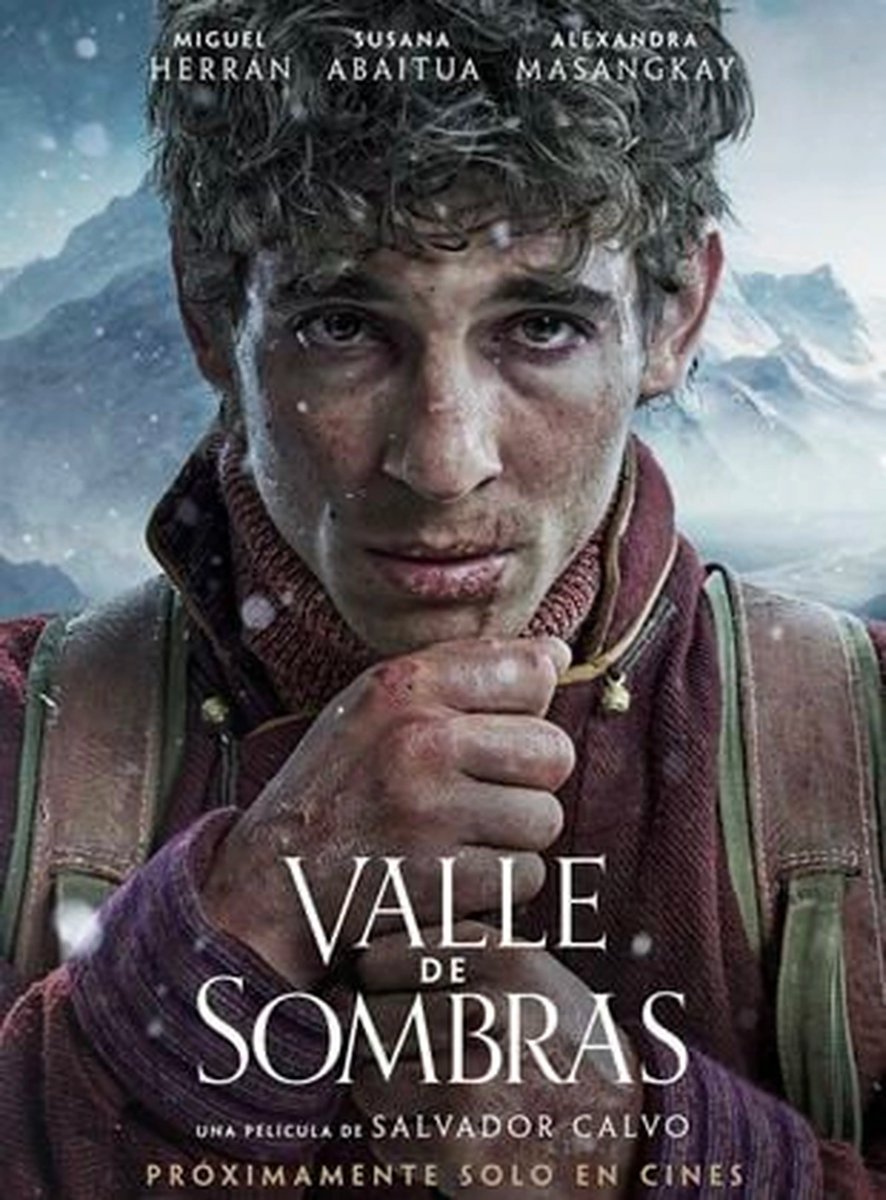 SantiMazarro's tweet photo. A los que me escribís diciendo que si hemos adaptado "Senderos salvajes" al cine... ya me gustaría! 
En cualquier caso, admito que la similitud entre la cubierta de mi primera novela, obra de @Calderon_STUDIO, y el cartel de "Valle de sombras" me ha dejado algo descolocado. 🤷🏼‍♂️ https://t.co/RsZyY85S1S