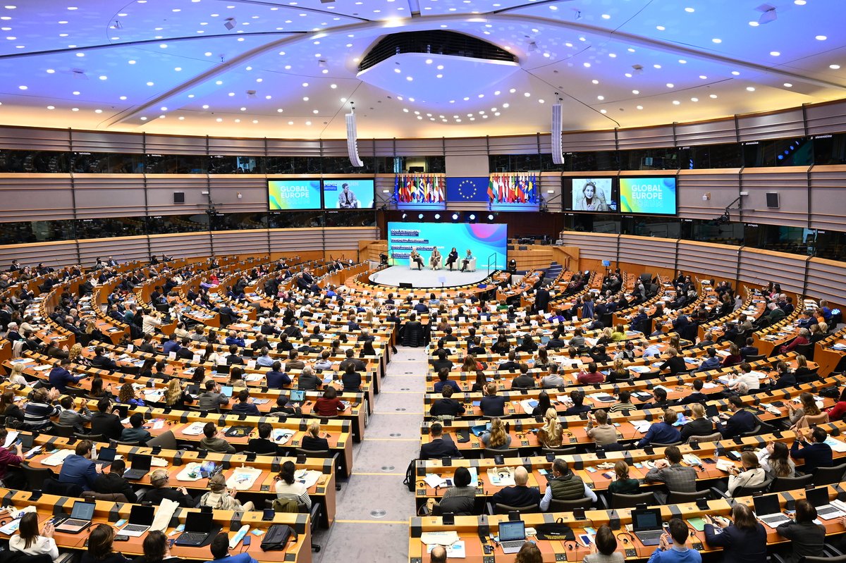 CaroleUlmer's tweet photo. Le groupe ⁦@RenewEurope⁩ fait sa rentrée autour de ⁦@steph_sejourne⁩ au ⁦@Europarl_EN⁩ en proposant des actions concrètes pour répondre aux défis des Européens. Il y a une alternative aux extrêmes! https://t.co/Ax079pViuv